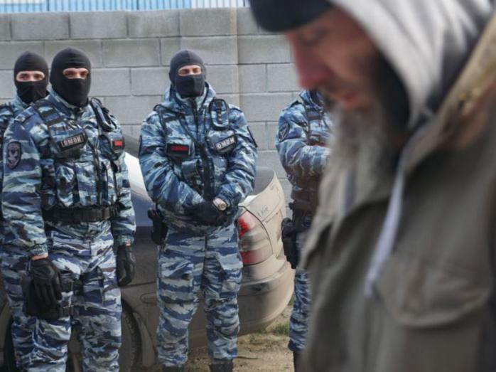 Российские оккупанты арестовали 23 крымских татар. Фото: Антон Наумлюк