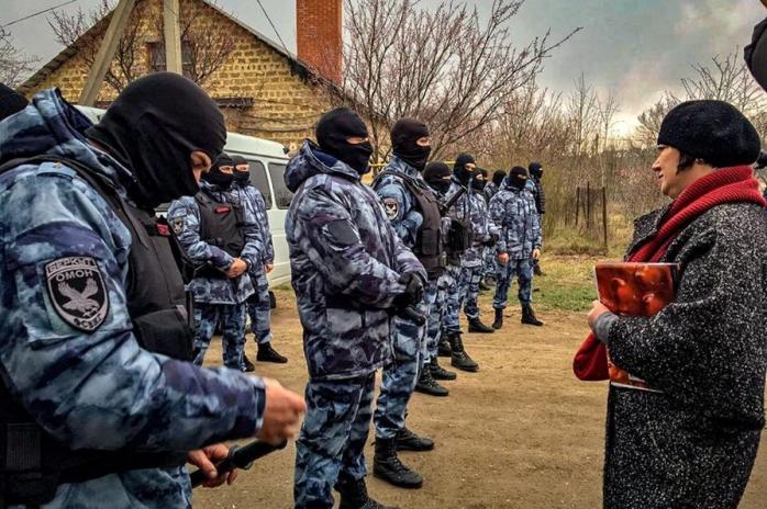 Оккупанты вывезли 20 арестованных крымских татар в Россию. Фото: atr