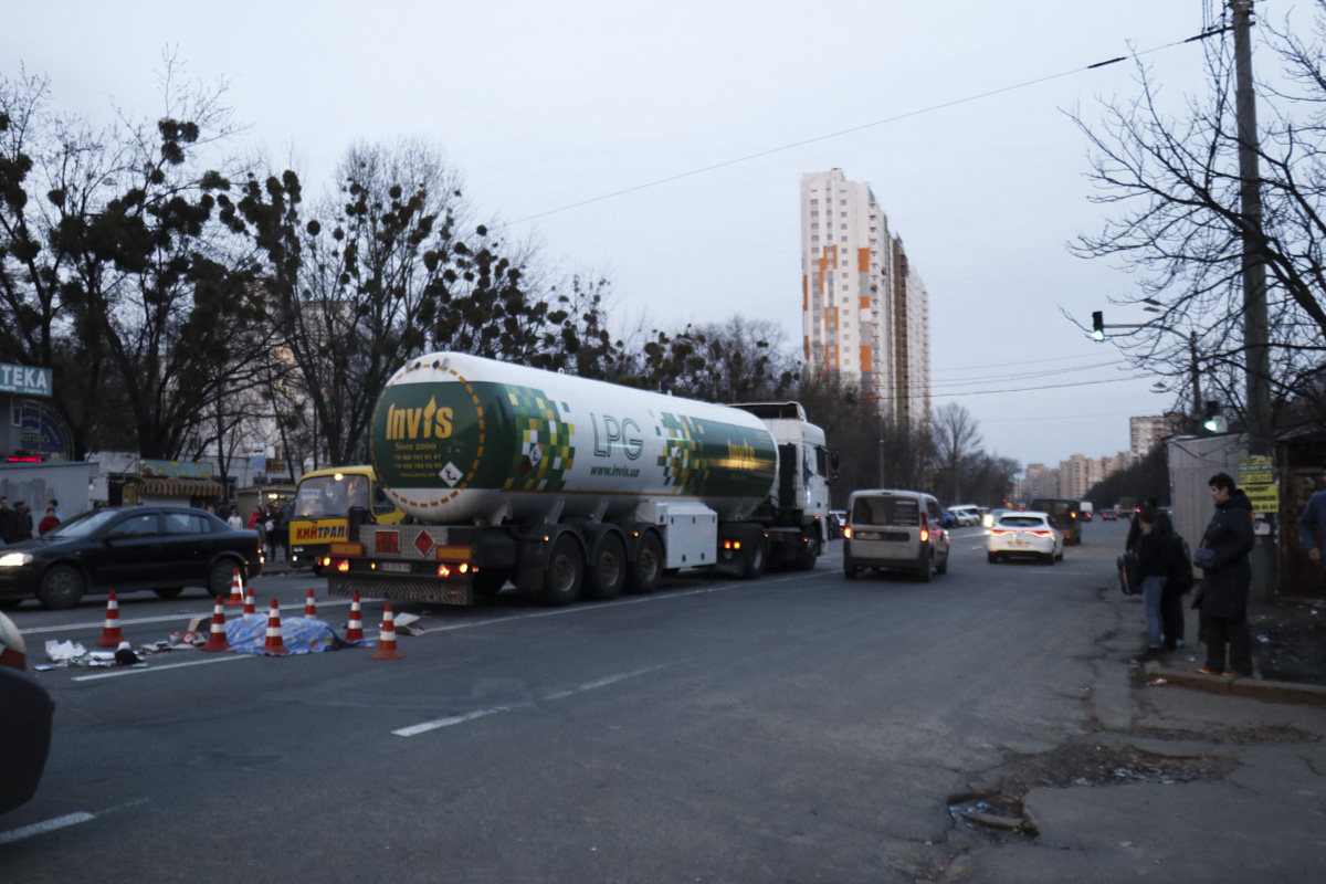 Багатотонний бензовоз роздавив пішохода у Києві. Фото: kiev.informator.ua