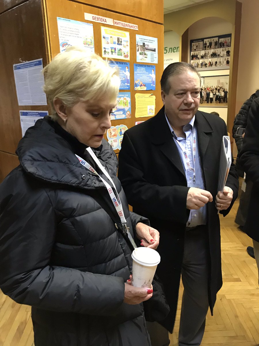 Вибори-2019: вдова сенатора Джона Маккейна інспектує київську дільницю / Фото: Twitter