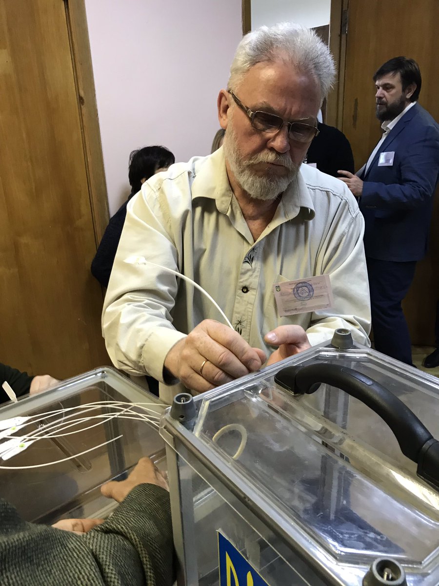 Выборы-2019: вдова сенатора Джона Маккейна проверяет избирательный участок в Киеве / Фото: Twitter