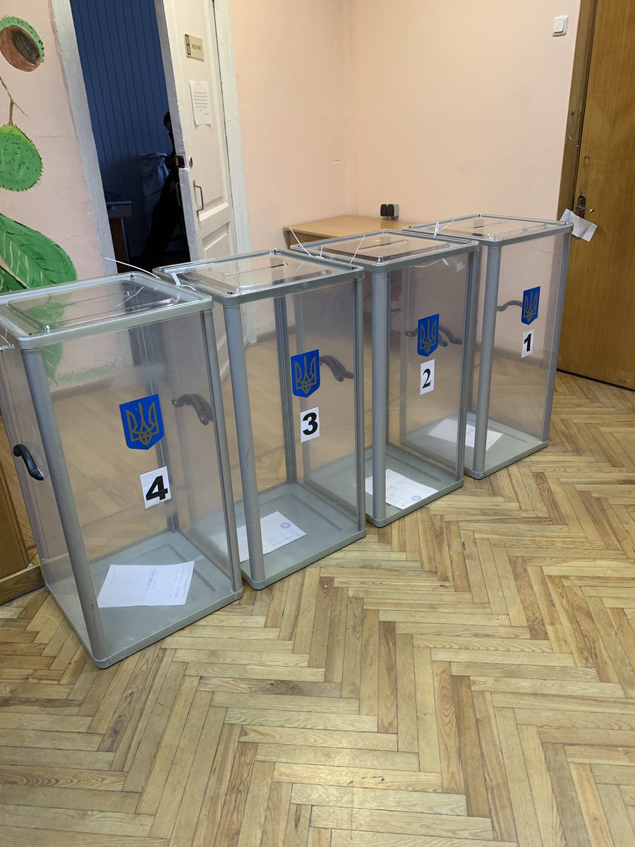 Выборы-2019: вдова сенатора Джона Маккейна проверяет избирательный участок в Киеве / Фото: Twitter