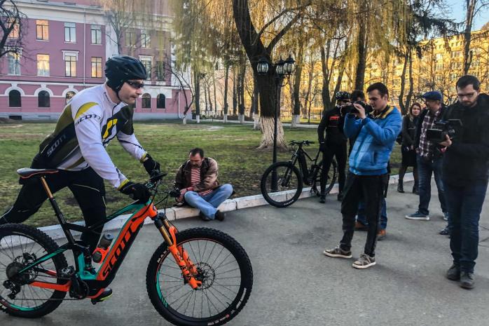 Кличко приехал голосовать первым и на велосипеде. Фото: Информатор