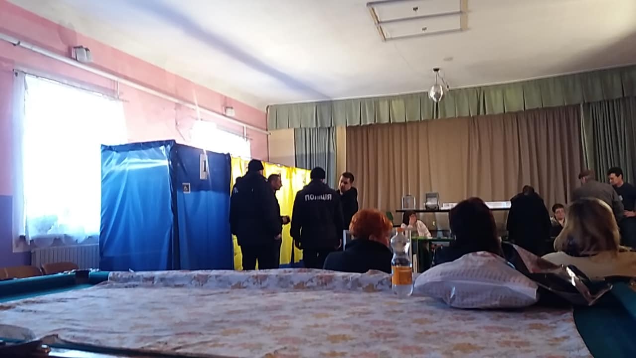 Члени однієї з полтавських дільниць не пускали виборця до кабінки для голосування через сумку / Фото: ОПОРА