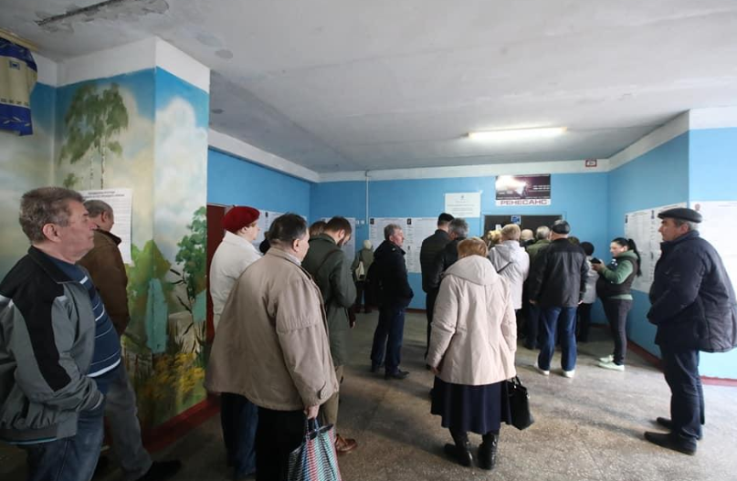 Избирательный участок в Вишневом не открылся вовремя. Фото: Twitter/UKRINFORM
