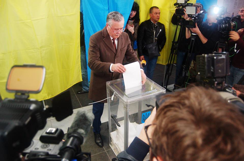 Анатолій Гриценко проголосував на виборах президента України. Фото: Чесно