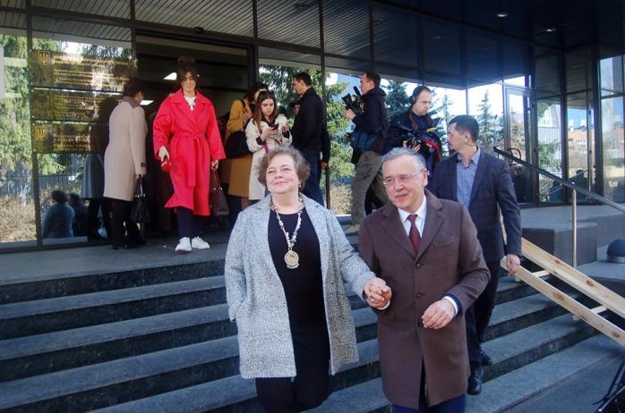 Гриценко проголосовал, его супруга Юлия Мостовая исчезла из списков избирателей. Фото: Честно