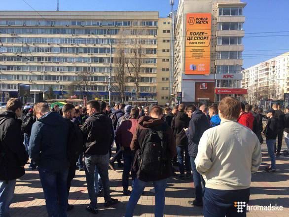Під ЦВК зібрались близько сотні хлопців. Фото: hromadske.ua