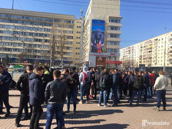 Під ЦВК зібрались близько сотні хлопців. Фото: hromadske.ua
