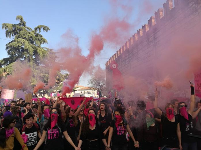 В Италии проходит массовая демонстрация против запрета абортов и однополых браков. Фото: global_project
