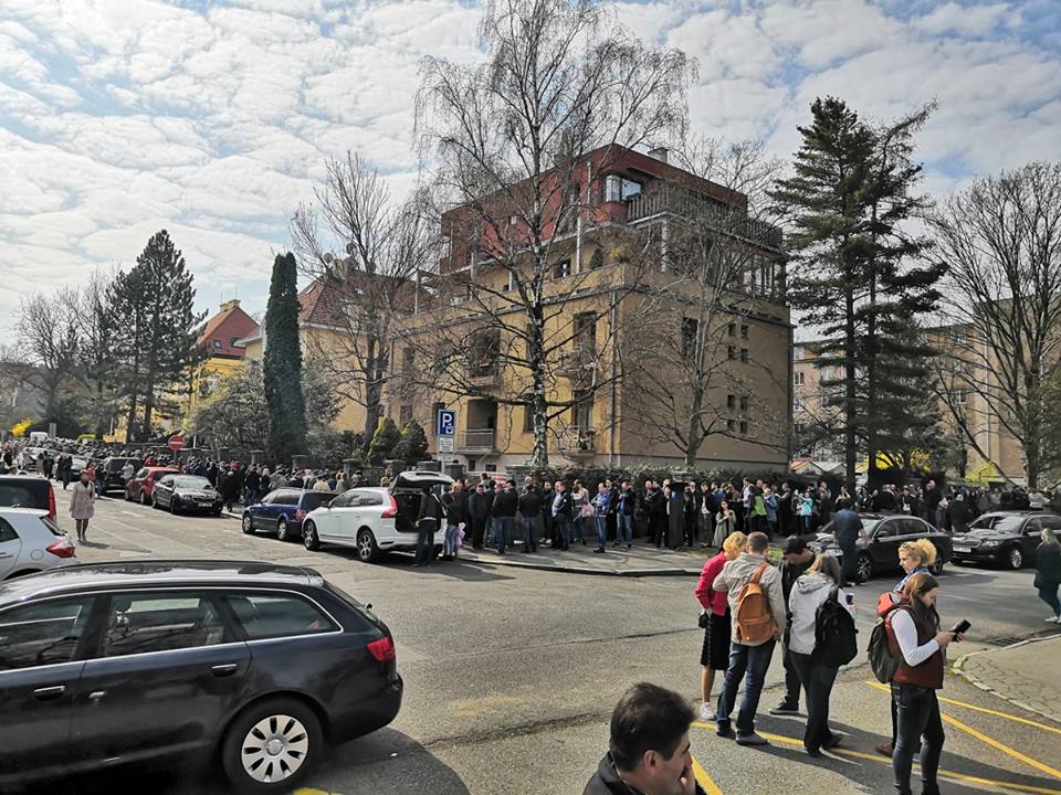 Очередь украинских избирателей в Праге. Фото: Рух Чесно