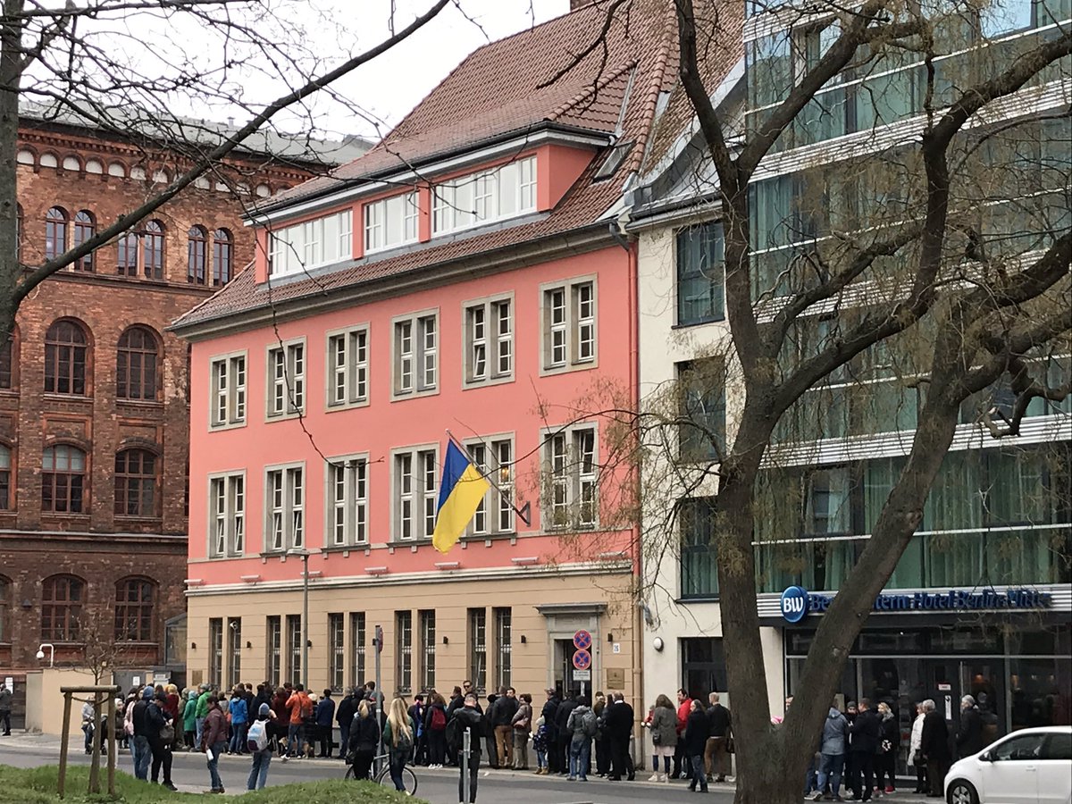 Черга українських виборців у Берліні. Фото: Андрій Мельник