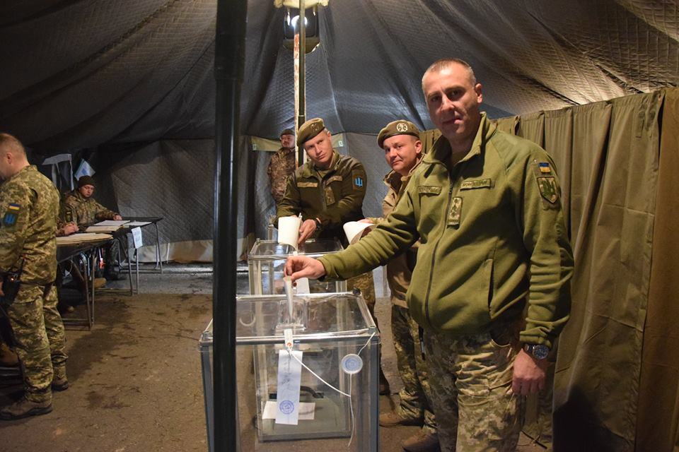 Как голосуют украинские военные на Донбассе и за рубежом. Фото: mil.gov.ua