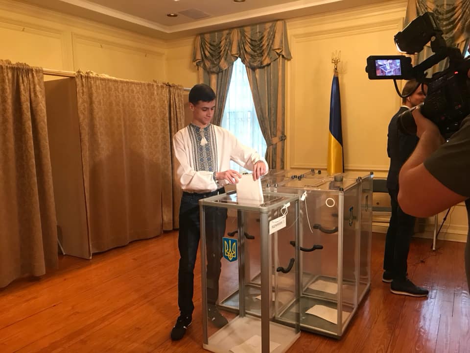 Украинцы в США начали избирать президента Украины. Фото: facebook.com/ukr.embassy.usa