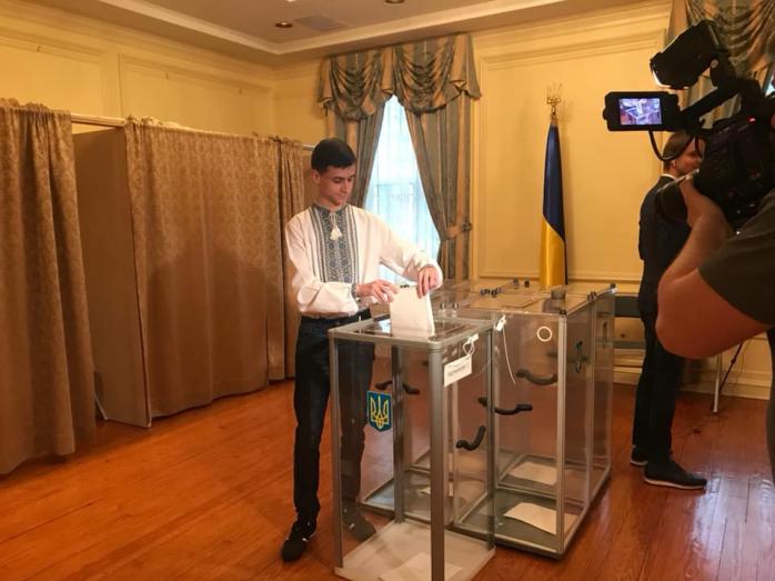 Украинцы в США начали избирать президента Украины. Фото: facebook.com/ukr.embassy.usa