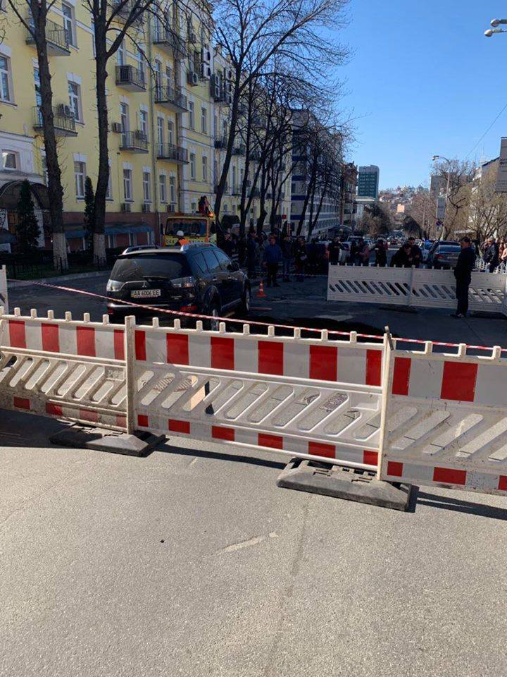Прорив теплотраси у Києві, ремонтні роботи на вулиці Діловій