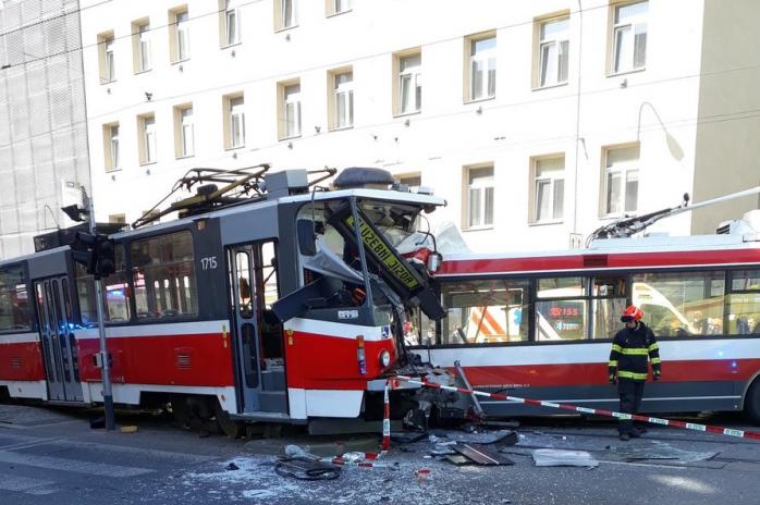 У Чехії 40 осіб постраждали через зіткнення тролейбуса і трамвая. Фото: hzsjmk