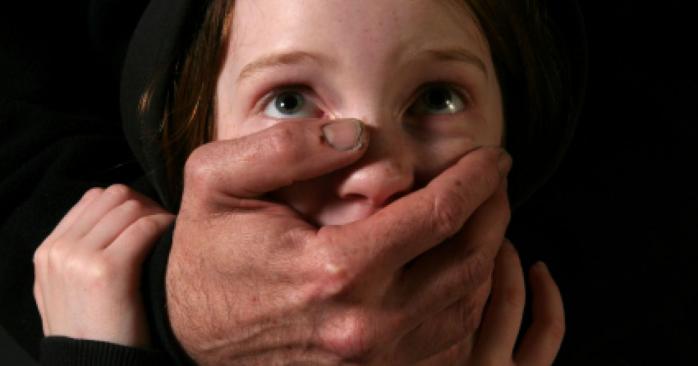 В Киеве отчим изнасиловал ребенка, неоднократно жаловавшегося матери на его домогательства
