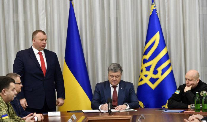 Петр Порошенко (в центре), фото: Администрация президента