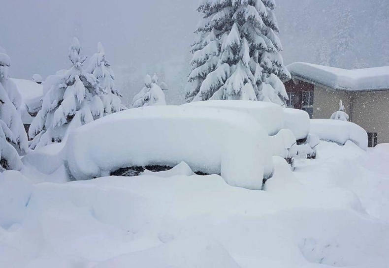Метровые снежные сугробы намело в горах в Италии и Швейцарии. Фото: twitter