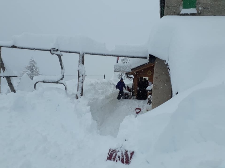 Метровые снежные сугробы намело в горах в Италии и Швейцарии. Фото: twitter