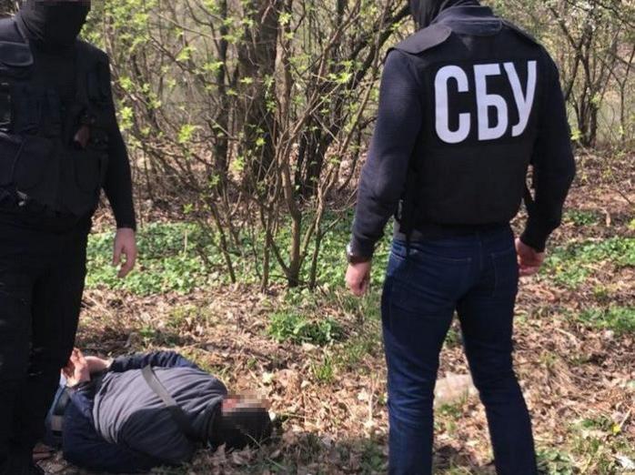 Чоловіка затримали в одному з районів Ужгорода, фото: прес-центр СБУ