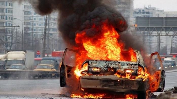 Автомобіль вибухнув під час руху на Київщині, водій помер на місці. Фото: NewsTracker