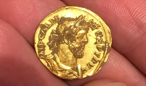 Золоту монету III століття н.е. знайшов шукач скарбів у Великій Британії. Фото: express.co.uk