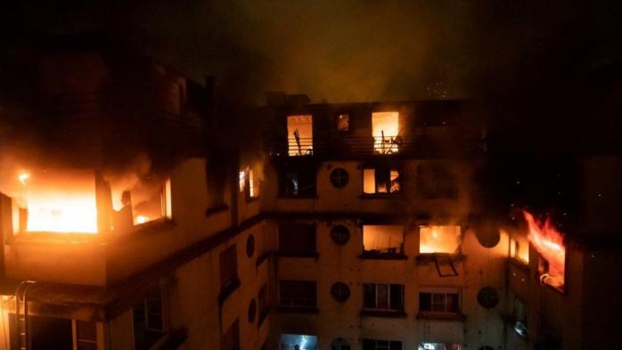 У Парижі вибухнув та загорівся житловий будинок. Фото: RFI