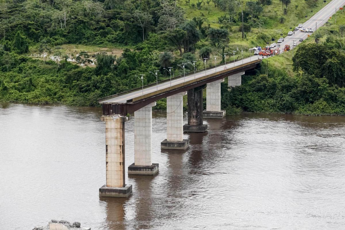 Міст обвалився у Бразилії. Фото: bgdailynews.com