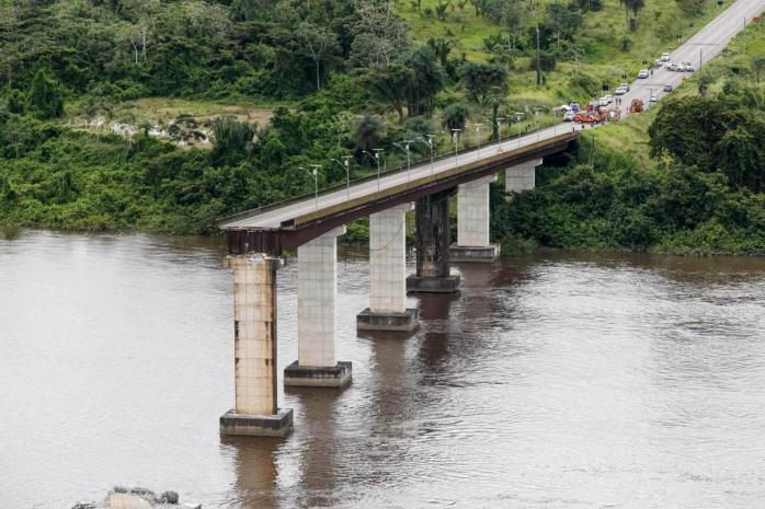 Міст обвалився у Бразилії після зіткнення з поромом. Фото: bgdailynews.com