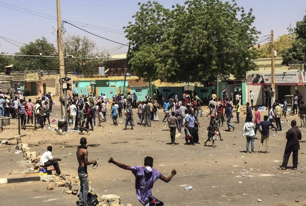 За время демонстраций в Судане погибли по меньшей мере 60 человек