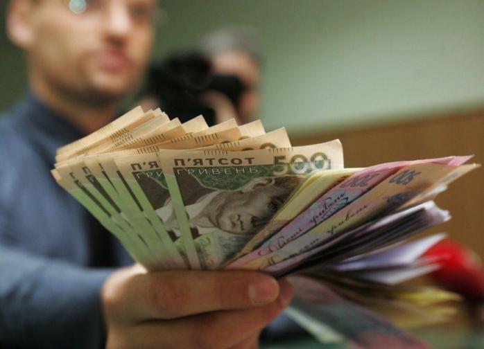 Средняя зарплата за три года стала выше на 170 долларов. Фото: Delo.ua
