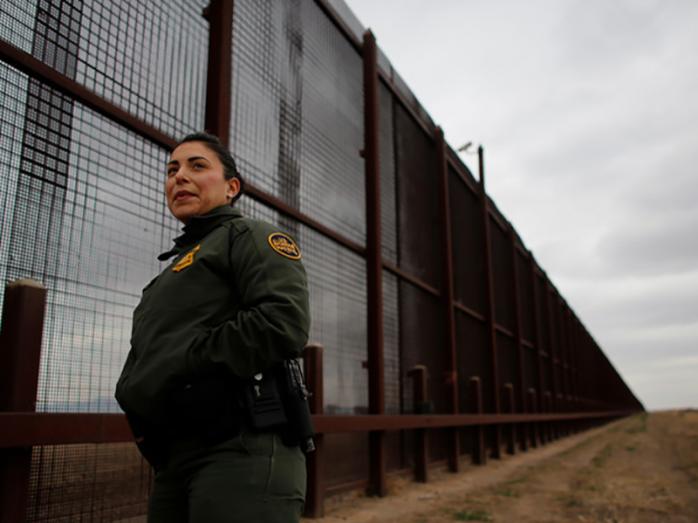 Часть стены на границе США и Мексики будут строить две компании. Фото: RT