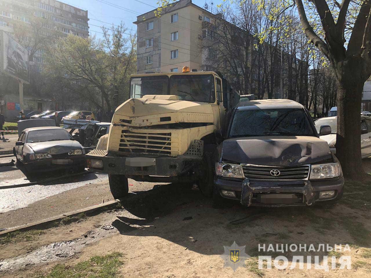 В Днепре КрАЗ протаранил 12 авто. Фото: Нацполиция
