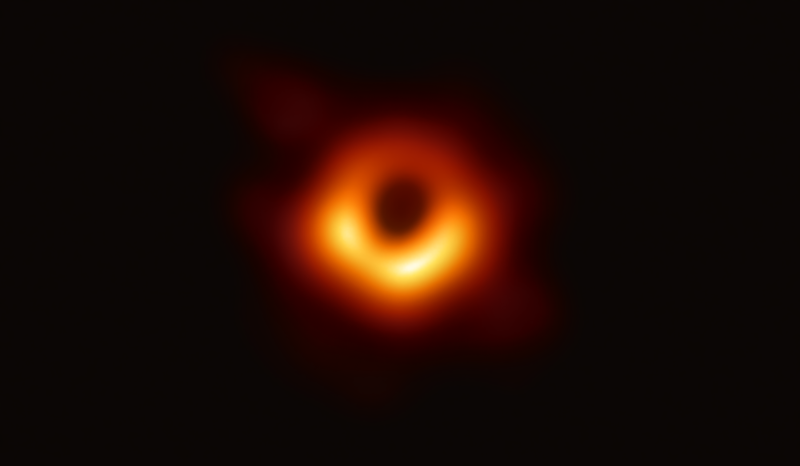 Перше фото чорної діри. Фото: eventhorizontelescope