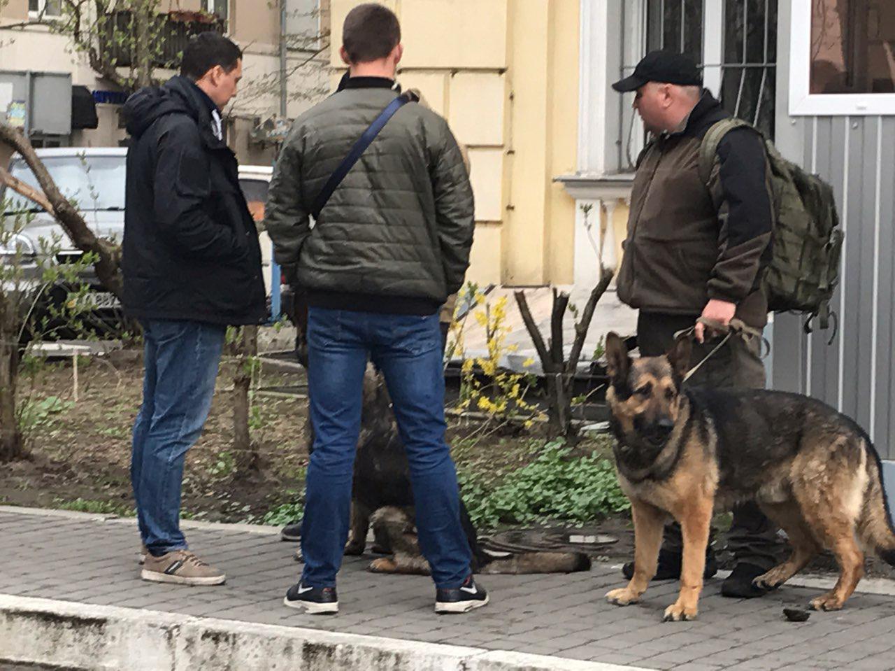 Порошенко виступив у Верховному суді, оточеному охороною з собаками. Фото: Ракурс