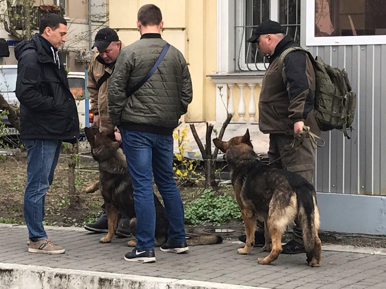 Порошенко выступил в Верховном суде, окруженном охраной с собаками. Фото: Ракурс