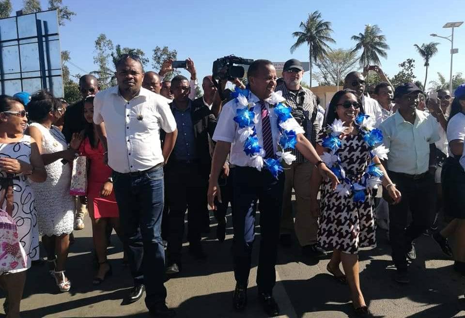 На Мадагаскарі політтехнологів РФ і одного з кандидатів у президенти супроводжував найманець «Вагнера» Костянтин (на фото праворуч позаду кандидата, в окулярах та бейсболці)