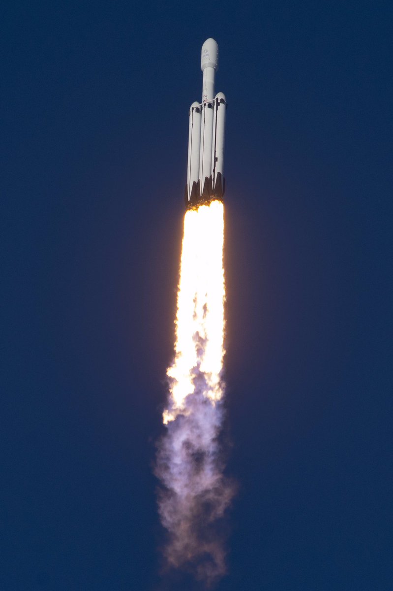 У День космонавтики успішно минув перший комерційний запуск надважкої ракети-носія Falcon Heavy / Фото: SpaceX Twitter