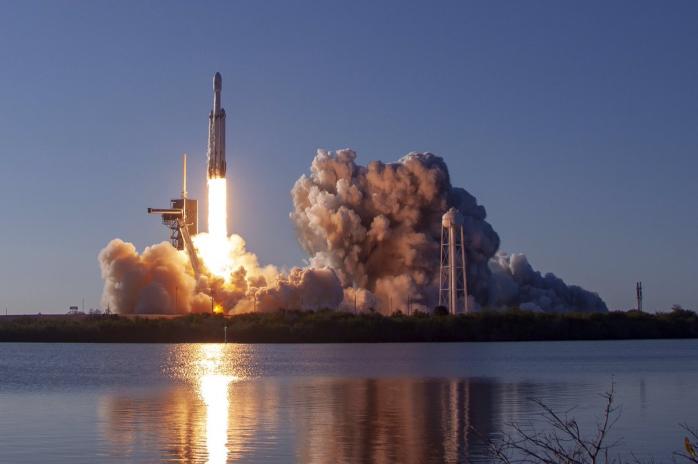 В День космонавтики успешно прошел первый коммерческий запуск сверхтяжелой ракеты-носителя Falcon Heavy