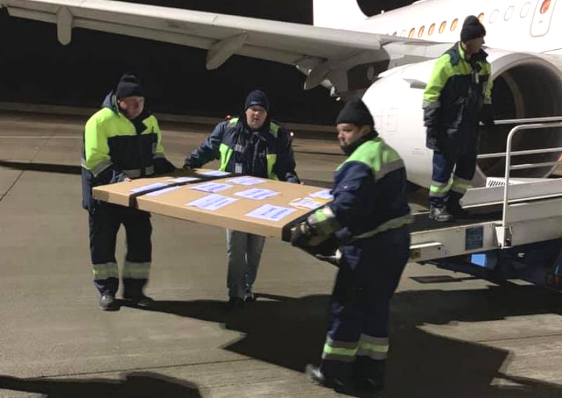Грамота прибыла самолетом в аэропорт «Борисполь», фото: Евгений Нищук