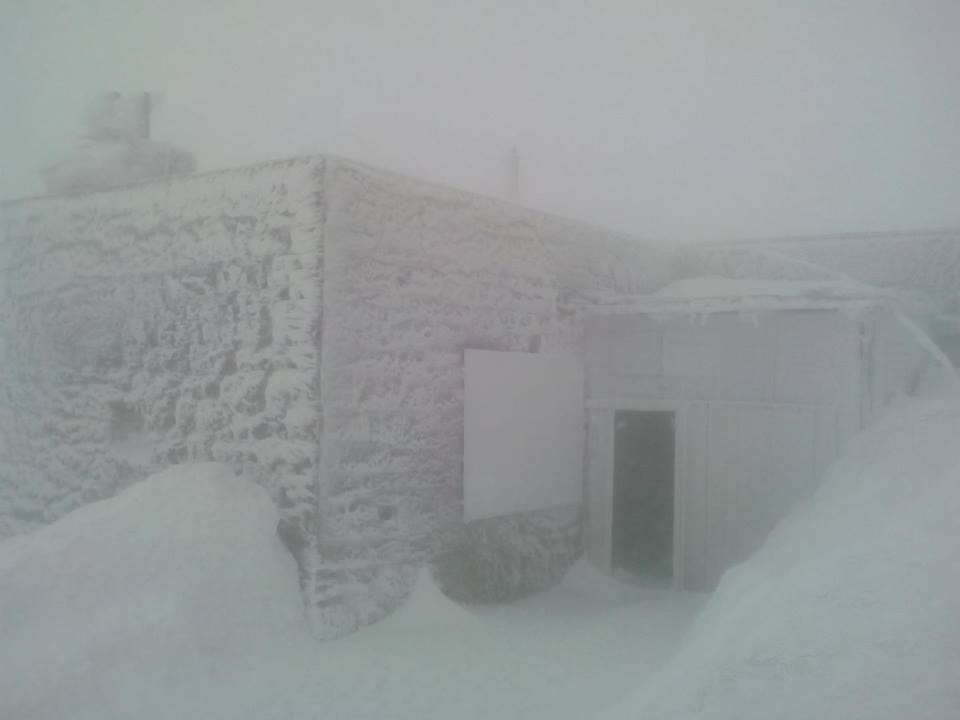 Гору Поп Иван замело снегом. Фото: facebook.com/chornogora.rescue112