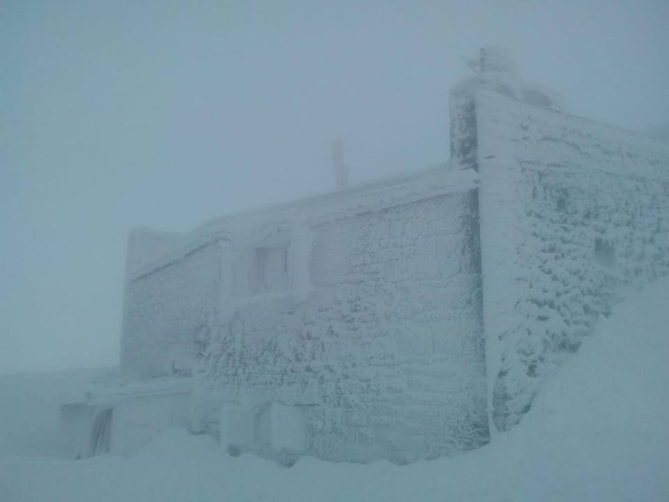Гору Поп Иван замело снегом. Фото: facebook.com/chornogora.rescue112