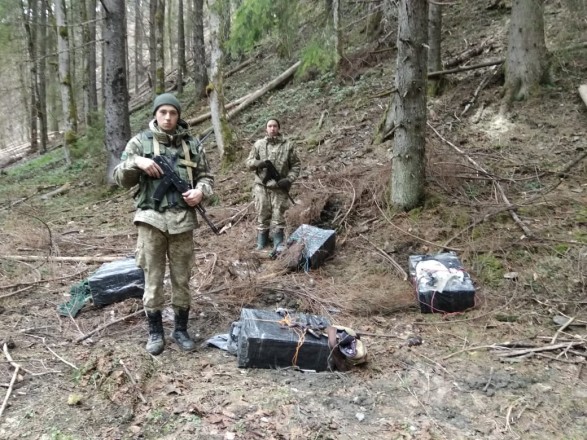 Закарпатские пограничники со стрельбой остановили контрабанду сигарет. Фото: unn.com.ua
