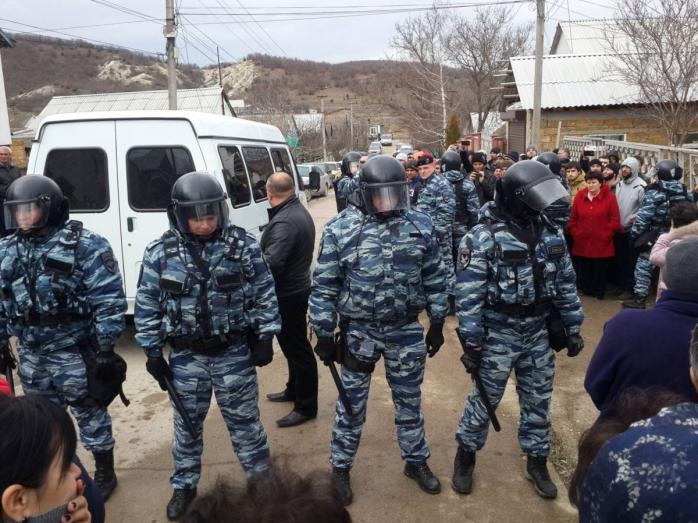 Новые обыски в Крыму: силовики ворвались в мечеть и дом имама