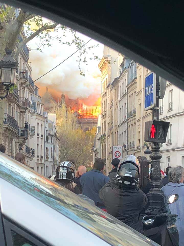 Пожар в Париже. Фото: Karpa Irena у Facebook
