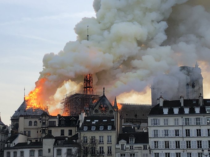 Пожар в Нотр-Дам де Пари. Фото: Le Figaro