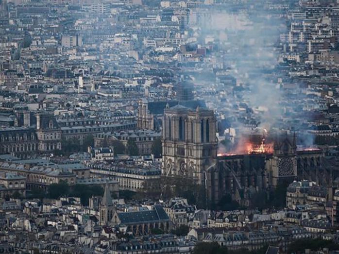 Пожар в Соборе Парижской Богоматери. Фото: Le Figaro