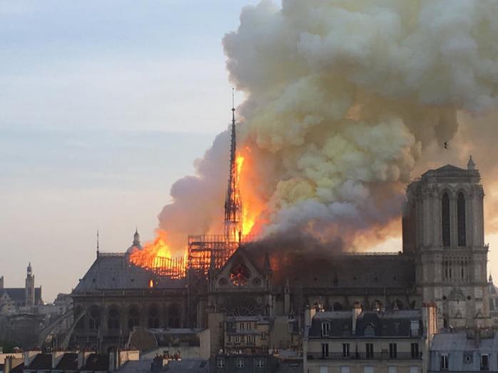 Пожар в Соборе Парижской Богоматери. Фото: 9Gag